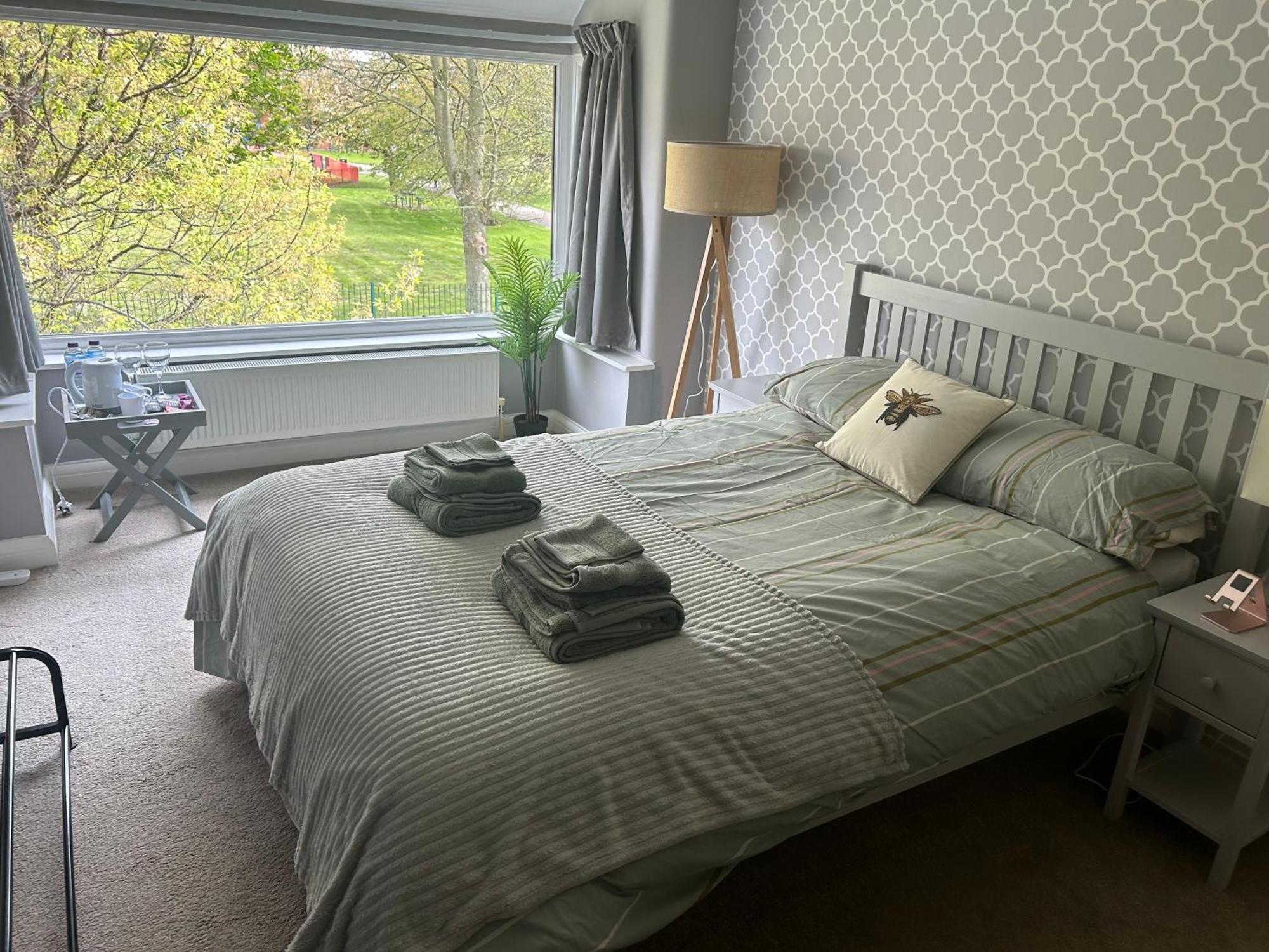 Lovely, Large Double Bedroom With Park View In Home Hazel Grove Exterior photo