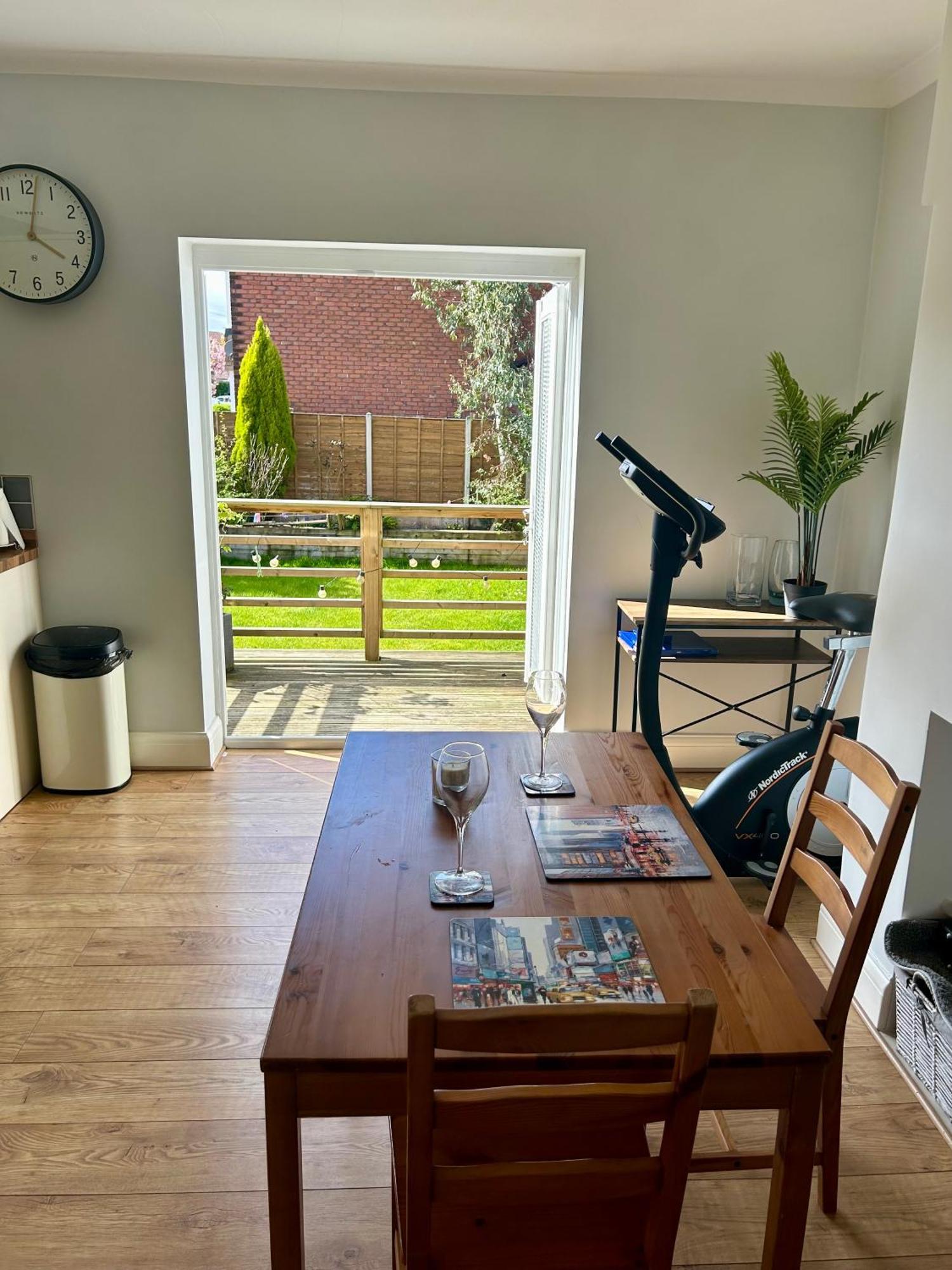 Lovely, Large Double Bedroom With Park View In Home Hazel Grove Exterior photo